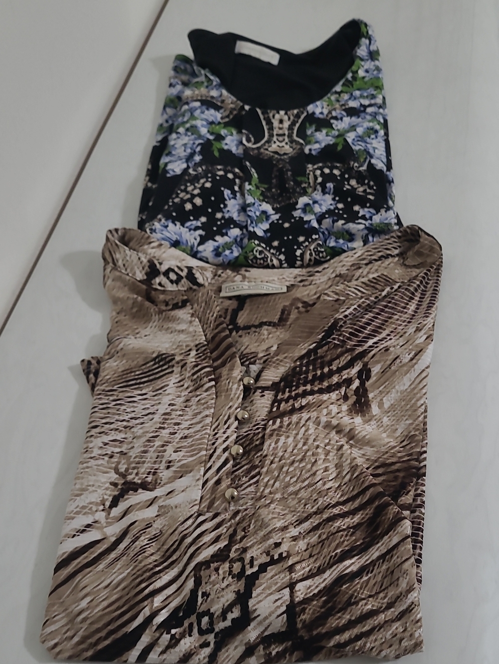 LOT 2 TOPS SIZE XL VERSATILE, EASY CARE. VIBRANT, FLATERING TIMELESS STYLES
